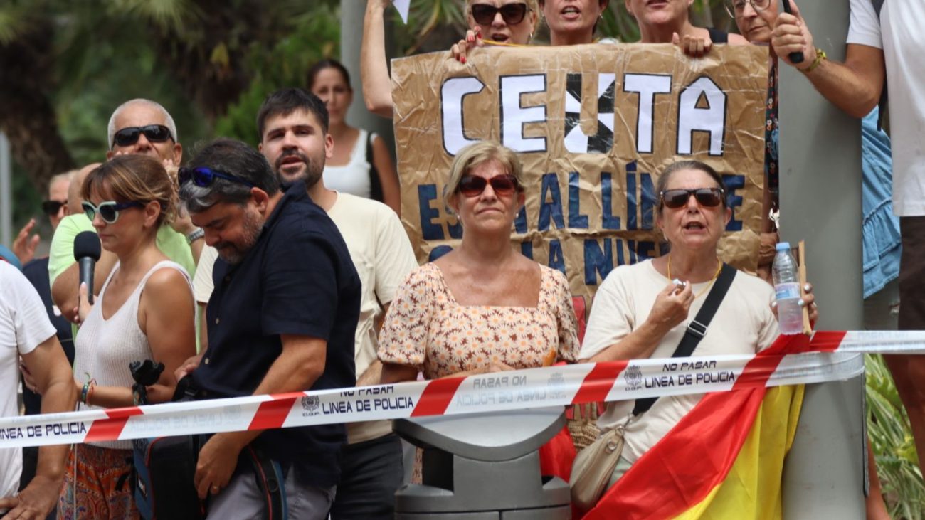 Marlaska, abucheado a su llegada a la Delegación del Gobierno en Ceuta: «Traidor, cobarde. Gobierno dimisión»