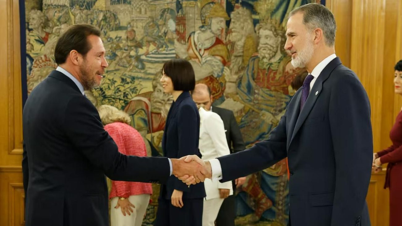 Puente convierte la foto del Rey con el «ultra» en la coartada para lanzar el mayor ataque del ‘sanchismo’ a la Monarquía