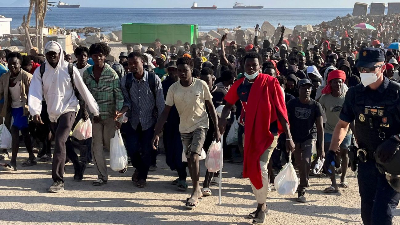 Bruselas insiste en «devolver» a Rabat a «todos los migrantes» de Ceuta y exige al Gobierno «más información» sobre sus «planes»