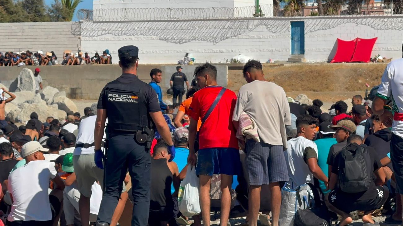 Los marroquíes de la playa de Ceuta desafían a la Policía y anuncian que la convertirán en un asentamiento permanente