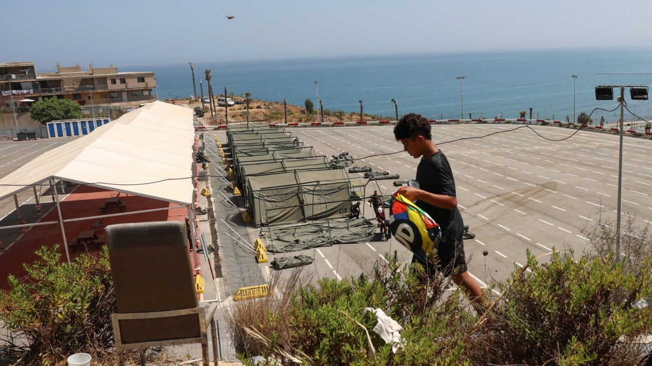 Marruecos ofrece autobuses para repatriar a sus menores en Ceuta, pero ellos se niegan: «Me quedo hasta que me den asilo»
