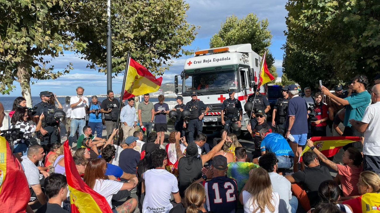 Los ceutíes impiden el paso al convoy de Cruz Roja que reparte comida a los migrantes: «Si les alimentamos no se irán nunca»