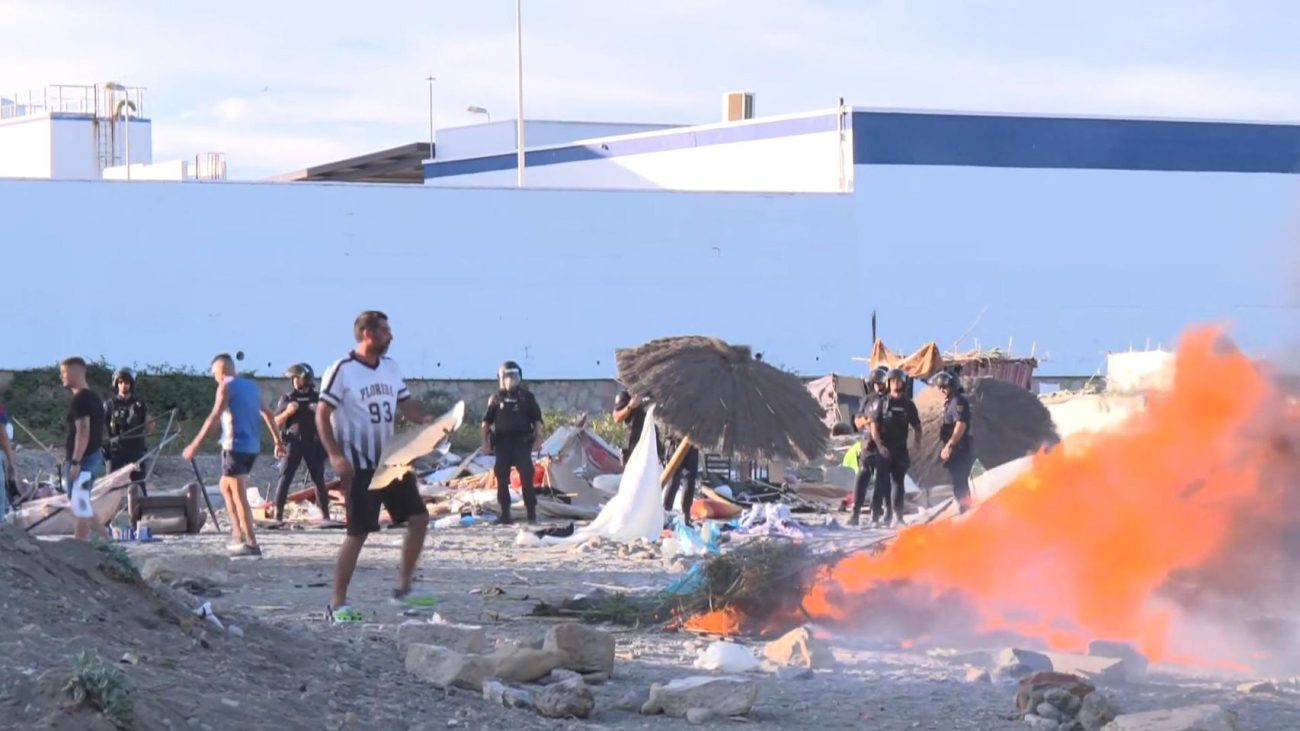 Crece el estallido social: ceutíes desesperados por la inacción del Gobierno intentan de nuevo echar a los invasores de la playa
