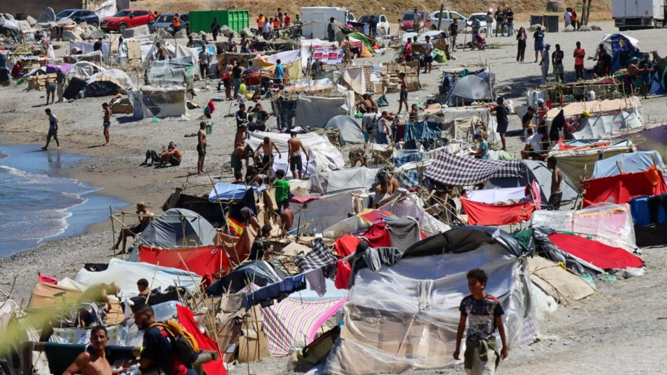Crisis migratoria y manifestaciones en Ceuta, en directo | Tercera jornada de protestas en Ceuta con un «asedio pacífico» a la playa de los migrantes