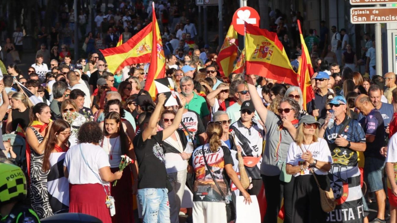 ‘Revolución de los Claveles’ en Ceuta: manifestantes evocan el Portugal de 1974 en otro día de protestas contra los invasores