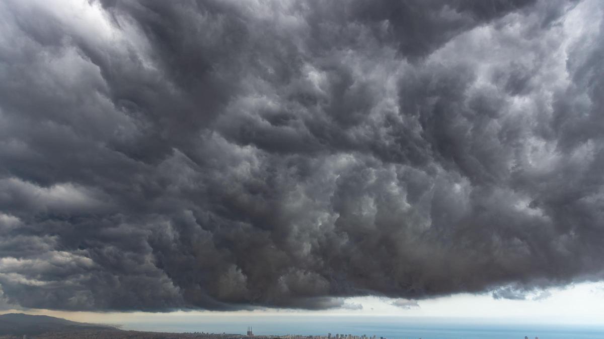 Tiempo en Catalunya hoy jueves: una borrasca aumenta la inestabilidad con más nubes en la costa y activa avisos por fuerte viento – El Periódico