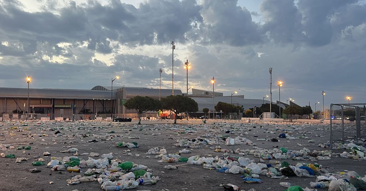Un ‘amanecer de plástico’: montones de basura en el Real de la Feria de Málaga – Málaga Hoy