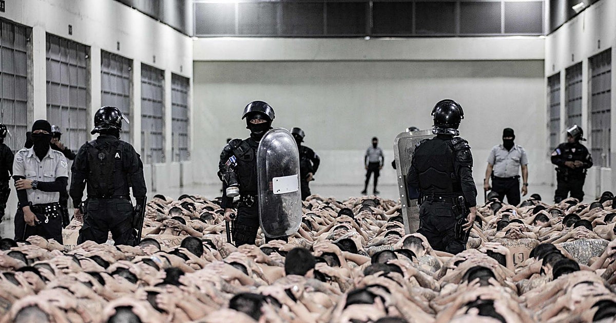 El infierno de los inocentes detenidos en El Salvador: «Tengo pesadillas con volver a entrar en las cárceles de Bukele»