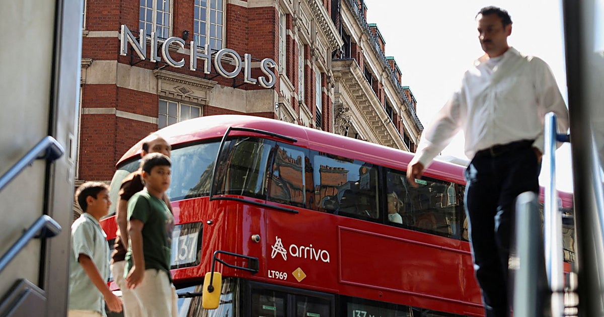 Más de 1.500 conductores de autobús llevan el calor de Londres a la huelga: «En la cabina se superan los 40 grados»