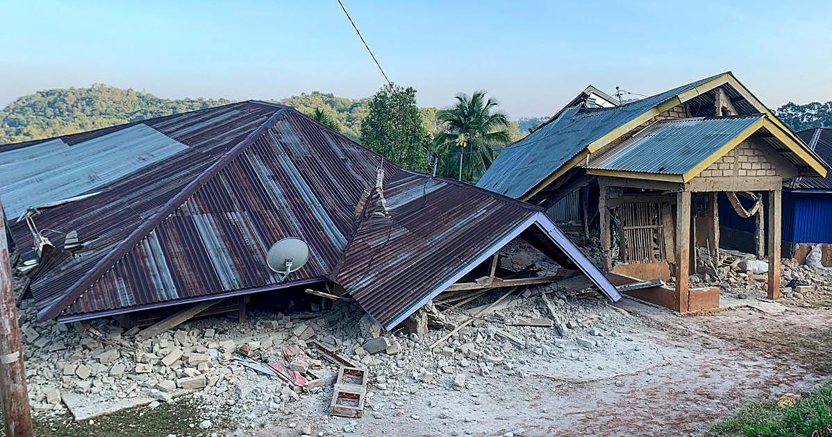 Al menos 20 muertos tras un terremoto de magnitud 7,7 en Indonesia