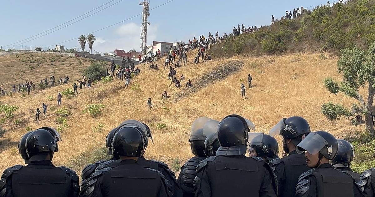 Nuevo intento de asalto a Ceuta desde Marruecos, en directo: última hora de la crisis migratoria hoy – ABC