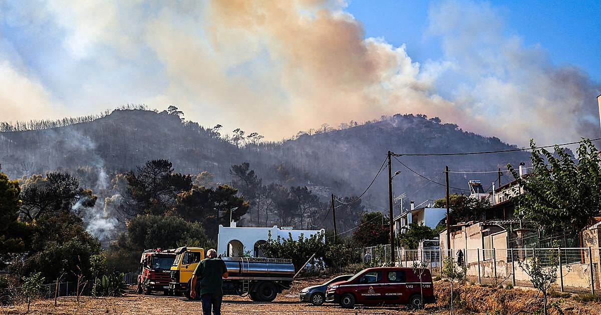 Al menos dos muertos y nueve heridos en un incendio declarado en la isla griega de Salamina