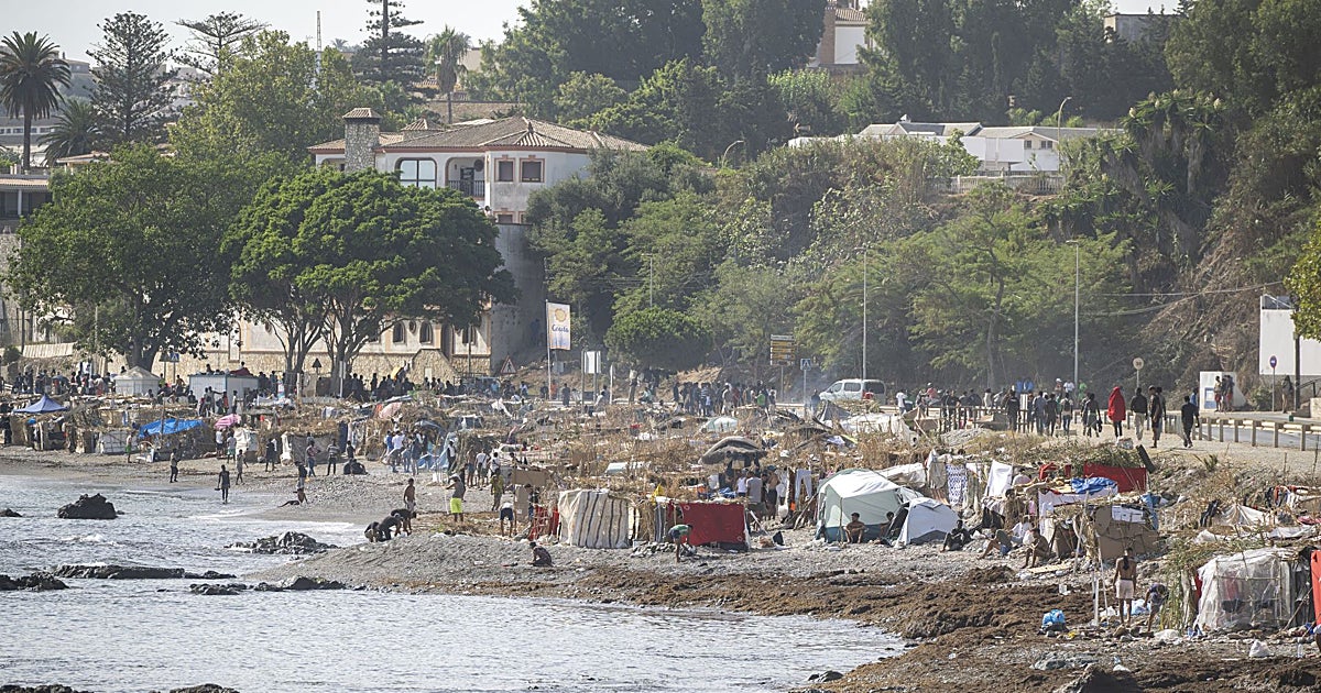 La Policía desaloja a 4.000 inmigrantes de la playa del Trampolín en Ceuta – ABC