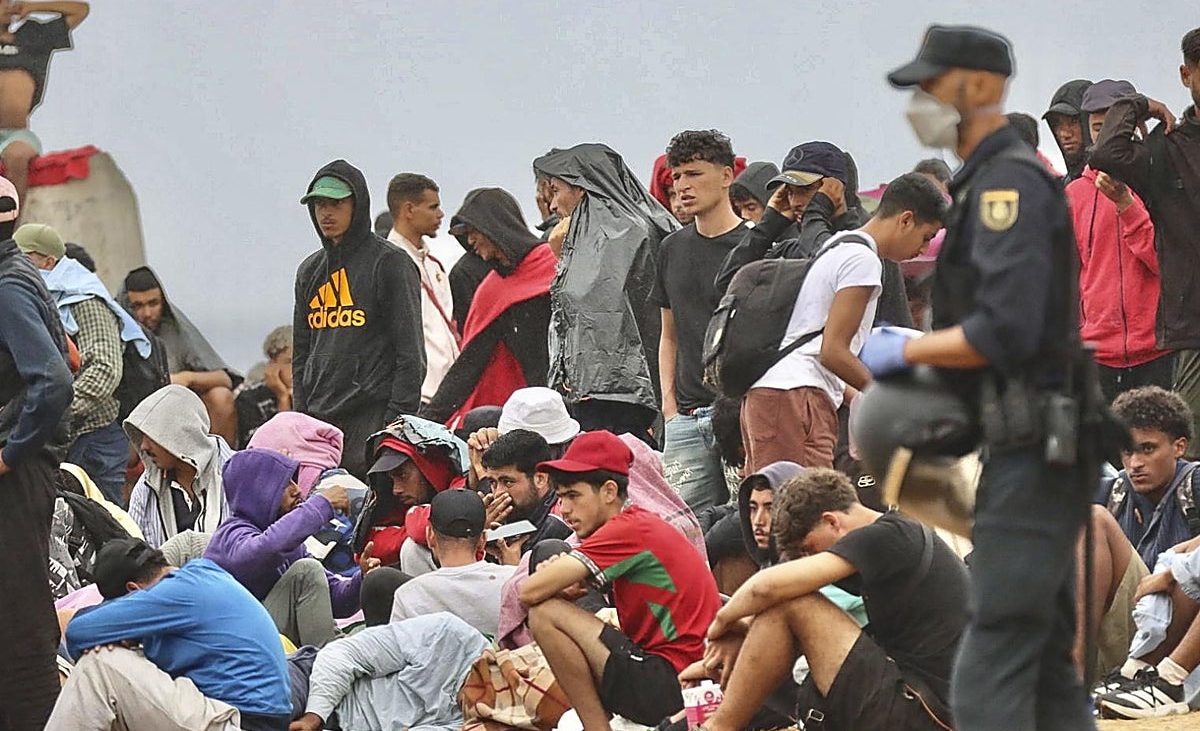 Vuelven a desalojar a cerca de mil migrantes de la playa del Trampolín en Ceuta – El Correo