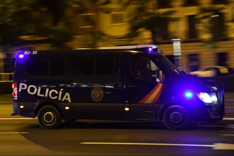 Una pelea entre dos clanes familiares de Vallecas acaba con una joven fallecida, varios heridos acuchillados y antidisturbios custodiando el Gregorio Marañón – El Mundo