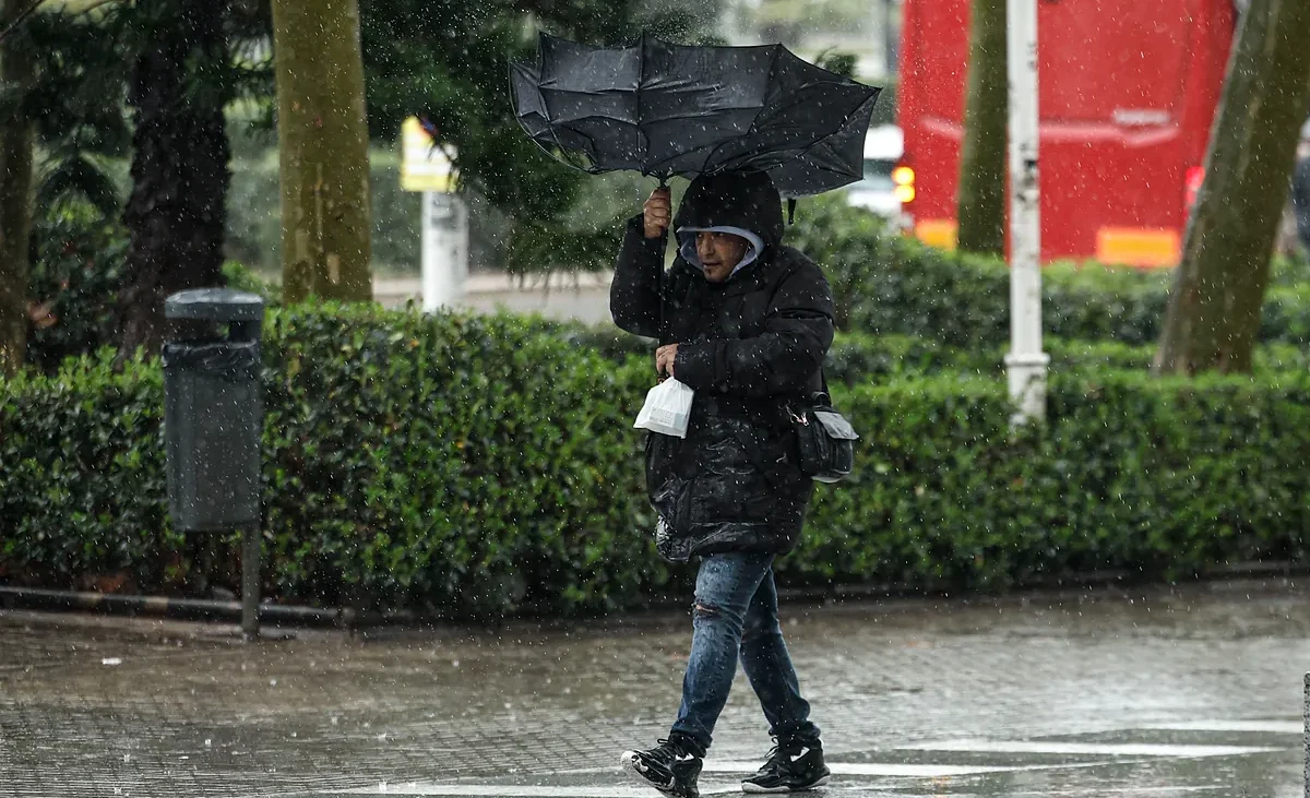 Un temporal con rachas de viento de 150 km/h y granizo azota Valencia dejando daños en carreteras, trenes e infraestructuras – El Mundo