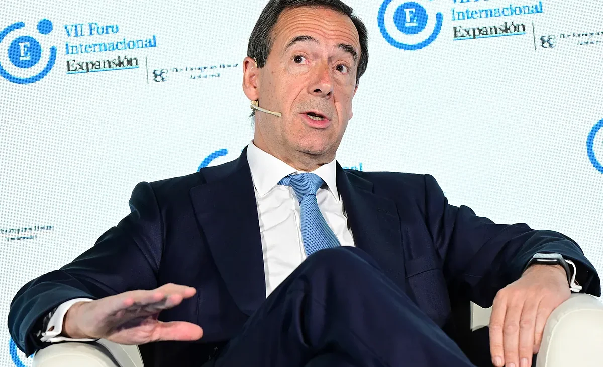 CaixaBank sube al ‘top 10’ de la banca de inversión que lidera Santander