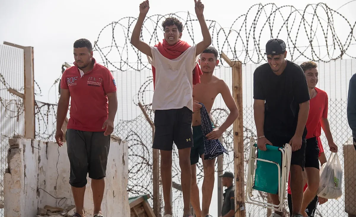 Entrada de inmigrantes a Ceuta desde Marruecos, en directo | Marlaska: «Hemos revertido solos, en colaboración con Marruecos, la crisis en poco más de 24 horas» – El Mundo