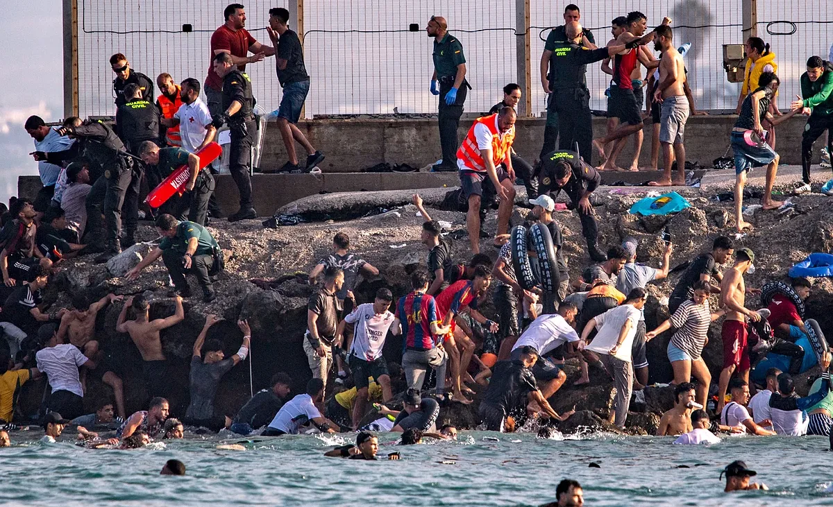 El Gobierno apunta ahora a que no tuvo «ningún tipo de información» de sus servicios de seguridad sobre la avalancha de 60.000 personas a Ceuta