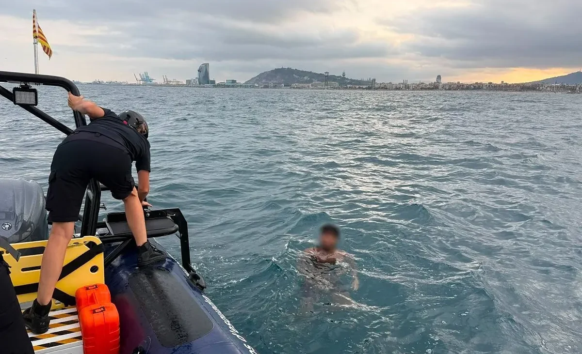 Los Mossos rescatan a un hombre en el mar y lo acaban deteniendo al tener antecedentes por malos tratos y agresiones y una orden pendiende del juzgado de Vigo – El Mundo