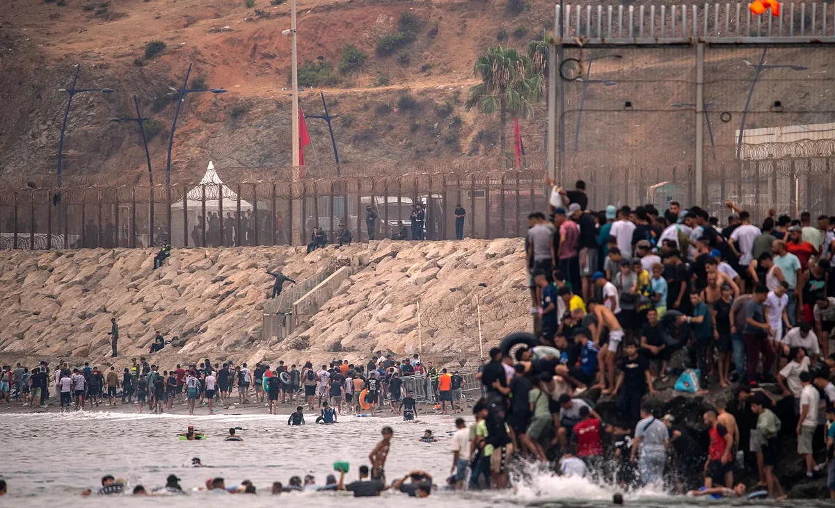 La avalancha de Ceuta abre una brecha entre Interior y Defensa mientras Sánchez y Marlaska tapan a Marruecos
