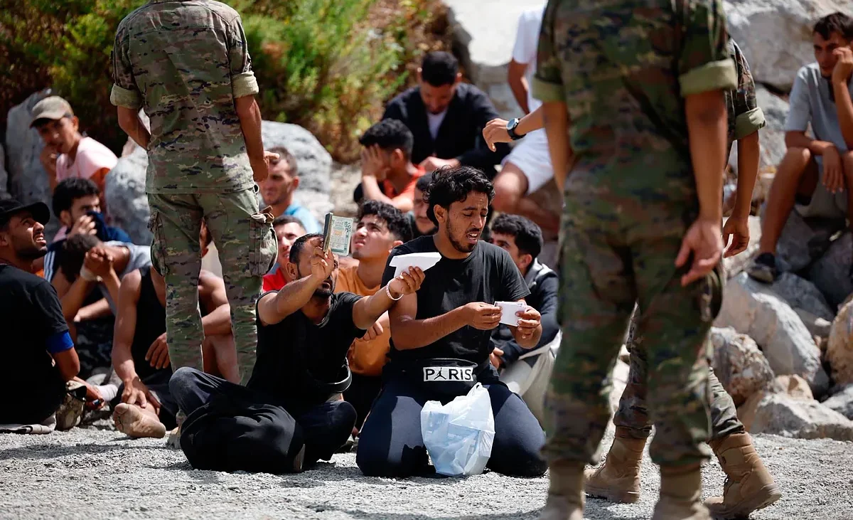La Legión detiene y concentra a grupos de inmigrantes en Ceuta para deportarlos: «Te podría mentir, pero los llevamos a la frontera»