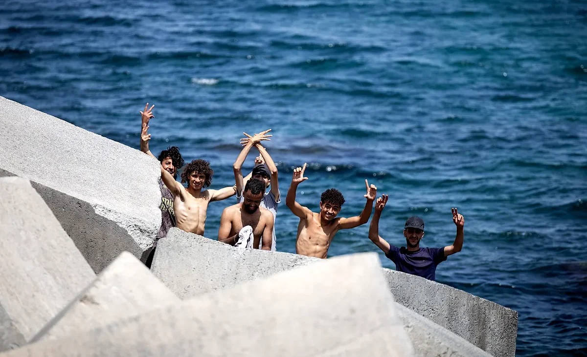 Entrada de inmigrantes a Ceuta desde Marruecos, en directo | Marlaska eleva a 72.000 el número de inmigrantes que entraron desde Marruecos a Ceuta – El Mundo