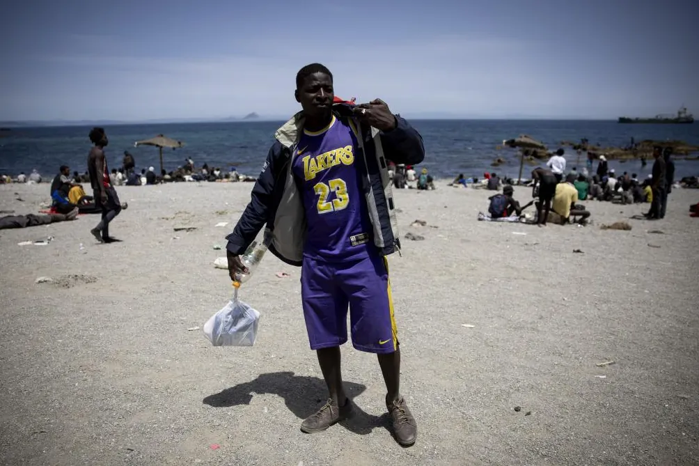 El drama de Mussa entre cientos de africanos varados en la playa del Trampolín: «Mis cuatro amigos murieron tratando de cruzar»