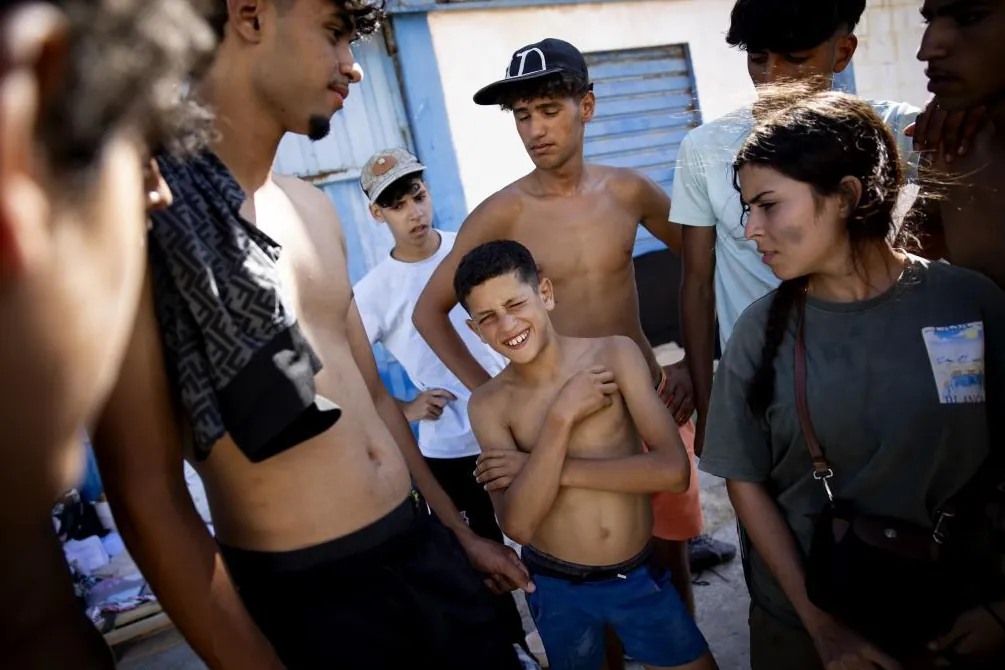 Golpes, miedo, hambre, «niñas prostituyéndose»… Y el Gobierno defiende que «se respetan los derechos humanos» en Ceuta