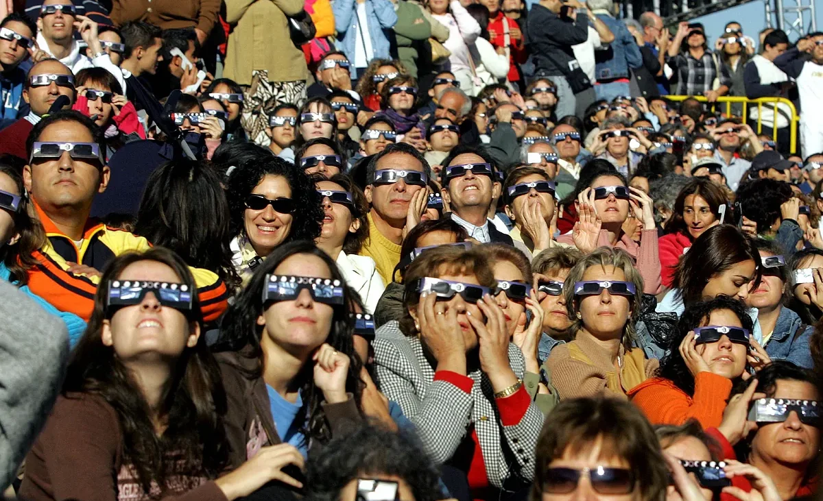Esto es lo que hay que hacer (y lo que no) para ver el eclipse solar y no acabar con una ceguera parcial, según los expertos