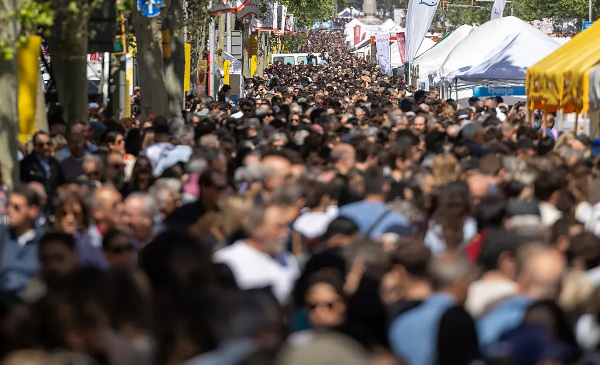 España roza el máximo histórico de 50 millones por la población extranjera