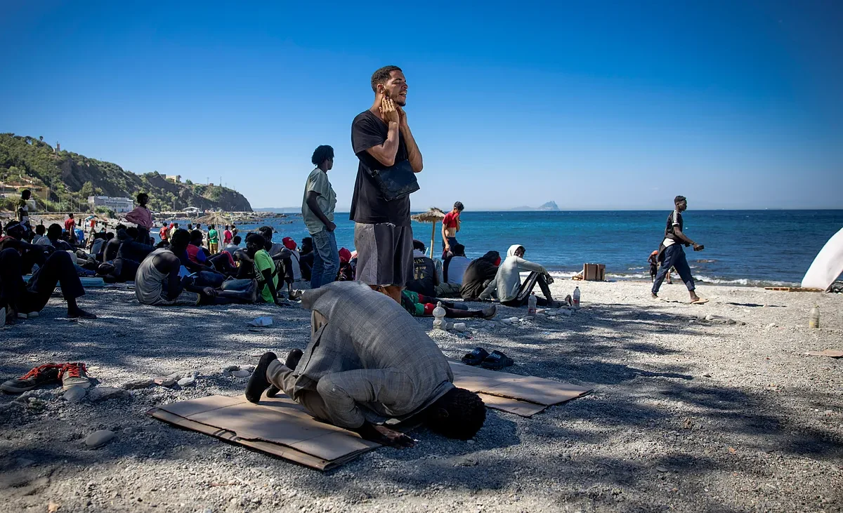 Entrada de inmigrantes a Ceuta desde Marruecos, en directo | El Gobierno hará las primeras reubicaciones de menores desde Ceuta «en pocas semanas» – El Mundo