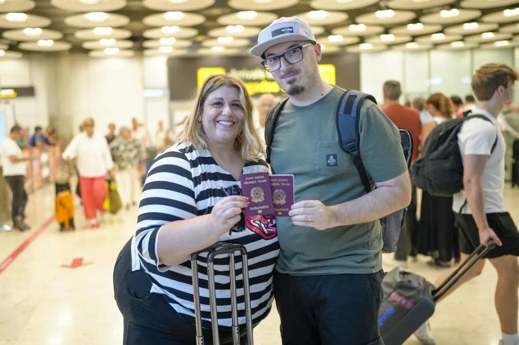 Primeros viajeros procedentes de Italia afectados por los controles en Barajas tras el choque de Sánchez con Meloni: «Es ridículo, sólo por motivos políticos»