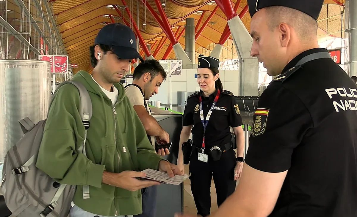 Atrapados a 40 grados en el aeropuerto de El Prat: la «bienvenida» a los italianos por el pulso entre Sánchez y Meloni