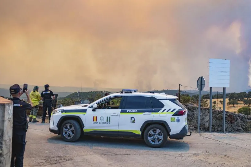 El incendio de Niebla (Huelva) ha afectado ya a 20.000 hectáreas y sigue fuera de control: «El monte artificial ha convertido esta comarca en un polvorín» – El Mundo