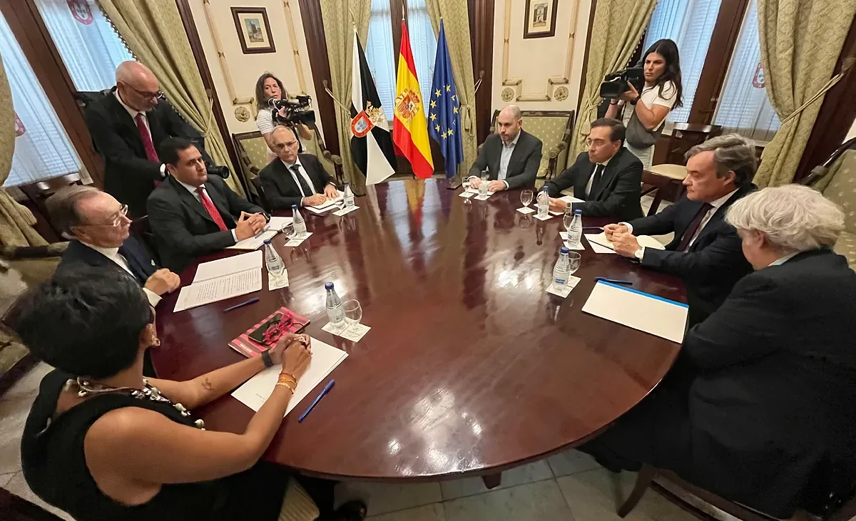 Albares justifica desde Ceuta la actuación de Marruecos en la crisis y promete: «Hasta la última persona volverá a Marruecos, que no ha pedido nada a cambio»