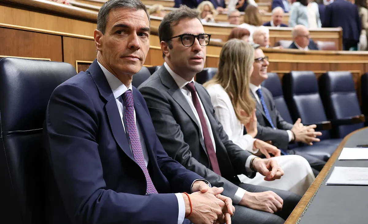 El Gobierno agota su última bala para contener la subida del carburante y Ormuz aboca a renegociar otro plan anticrisis a la vuelta del verano
