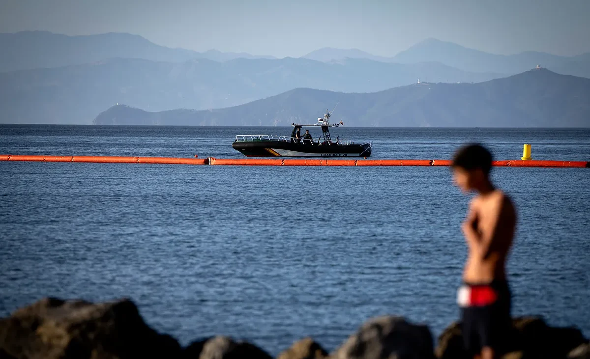 Una doble barrera física y jurídica en el mar de Ceuta: disuade y permite devolver en caliente