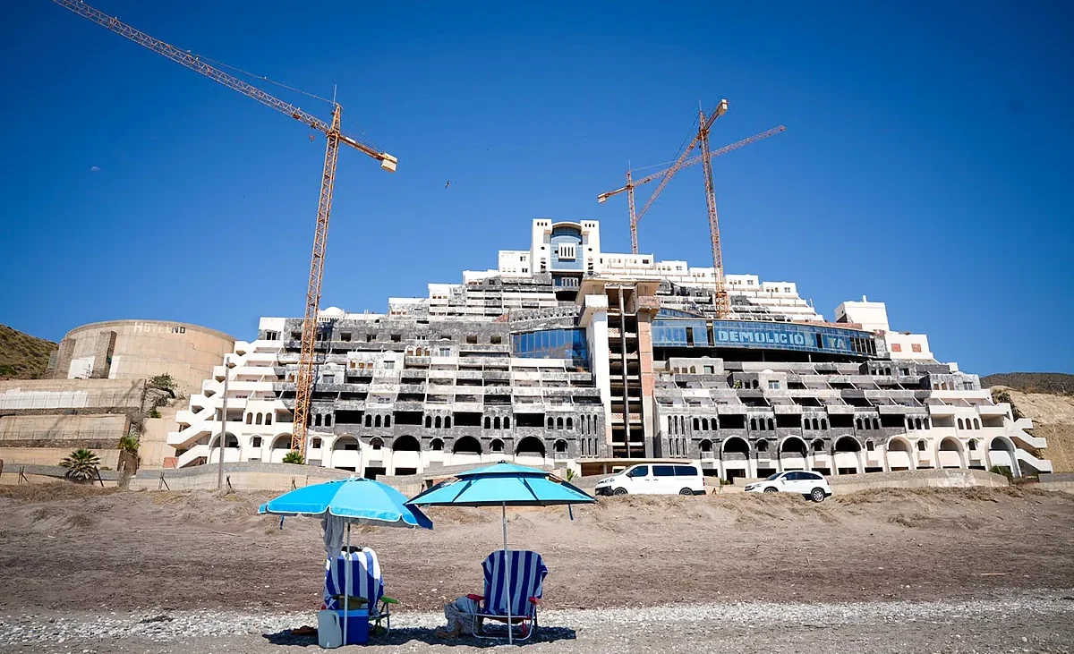 Cómo echar abajo 42.000 metros cuadrados de hormigón del Algarrobico tras 20 años de paralización de la obra – El Mundo