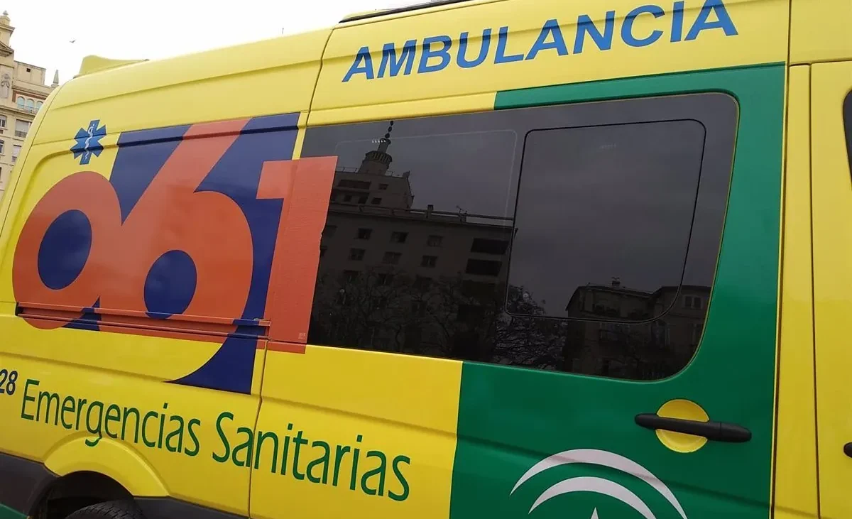 Un hombre ingresa grave en la UCI al caer y quedar su cabeza encajada en una mesa en la Feria de Málaga – El Mundo
