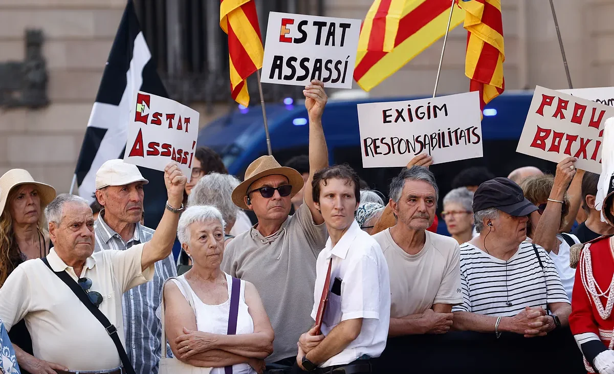 Un grupo independentista increpa a Vox tras un sentido acto de homenaje a las víctimas del 17-A en Barcelona – El Mundo