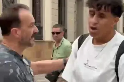 «Vete a tu país»: un manifestante agrede a un periodista ceutí que confundió con un migrante durante la protesta por la visita de Elma Saiz