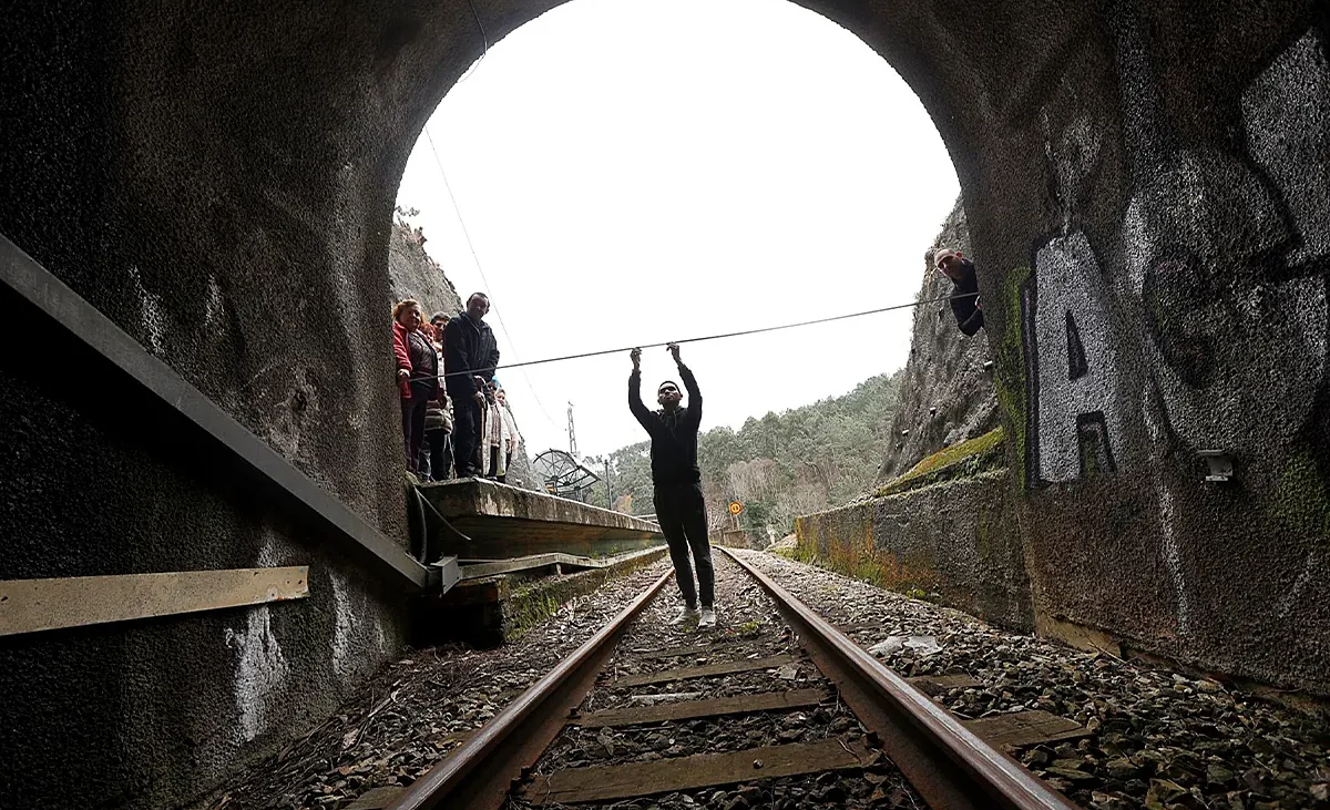 Los 31 trenes de Cantabria y Asturias que no cabían por los túneles: una «falta de diligencia» que ya supera los 200 millones – El Mundo