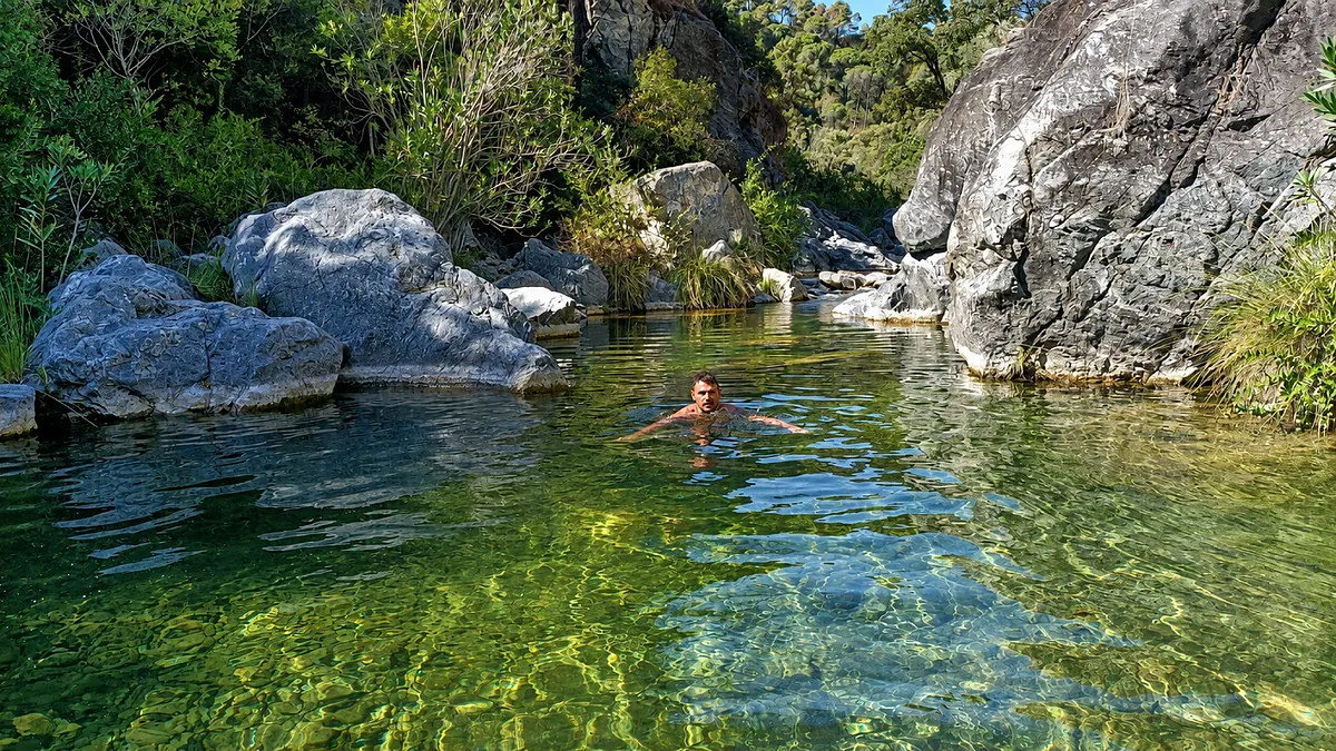 El paraíso de aguas cristalinas escondido en Málaga: la piscina natural que parece sacada del Caribe – El Mundo
