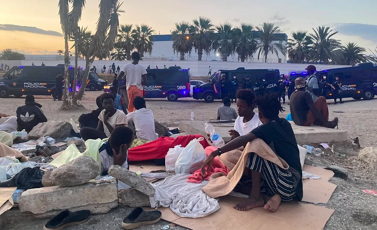 La Policía desaloja a 4.000 subsaharianos y magrebíes de la playa del Trampolín en Ceuta
