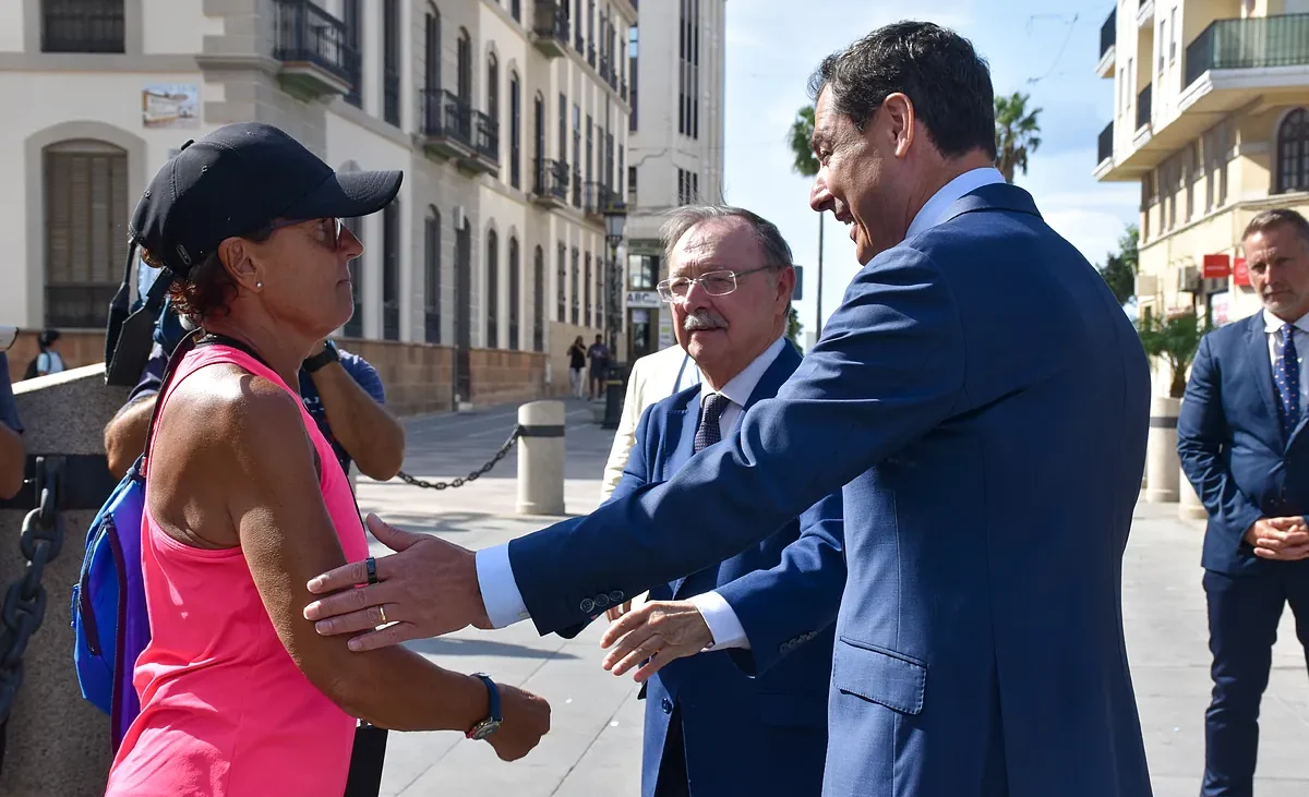 Juanma Moreno, el primer presidente autonómico que visita Ceuta en plena crisis migratoria: «Somos tierras hermanas. Nos apreciamos y nos apoyamos» – El Mundo
