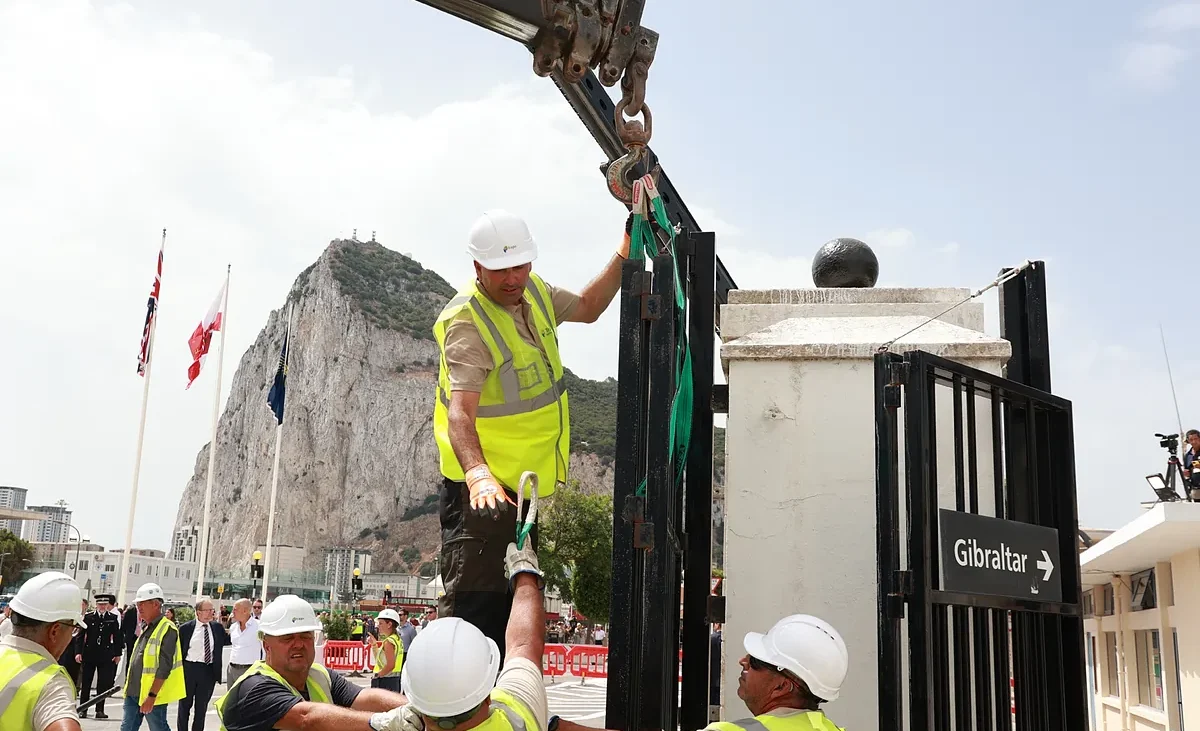 El Ministerio de Transportes de Gibraltar multa a 10 taxistas españoles e impide que los Uber operen en suelo llanito – El Mundo