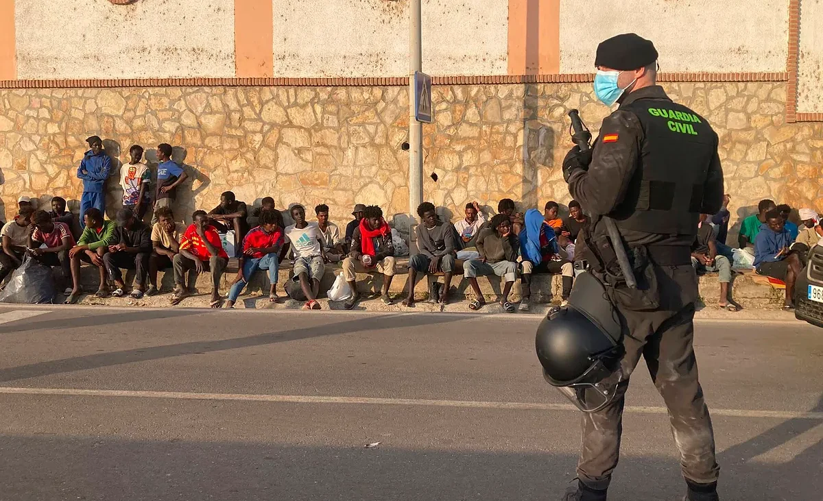El Gobierno en alerta ante el rédito para Vox de la crisis en Ceuta: Abascal ya se disparó en las encuestas tras anunciarse la regularización de migrantes