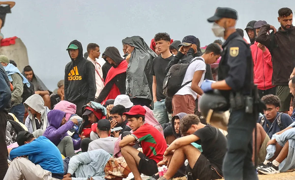 El Gobierno desvía la atención hacia el Rey con la crisis de Ceuta descontrolada e IU dice que «ya está tardando» en llamar a Mohamed VI