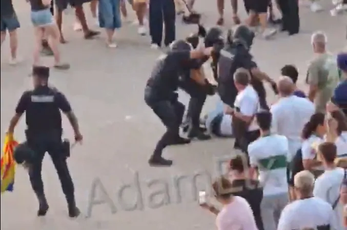 Marlaska ordena investigar a los Policías que cargaron contra aficionados del Barça tras la presión del independentismo – El Mundo